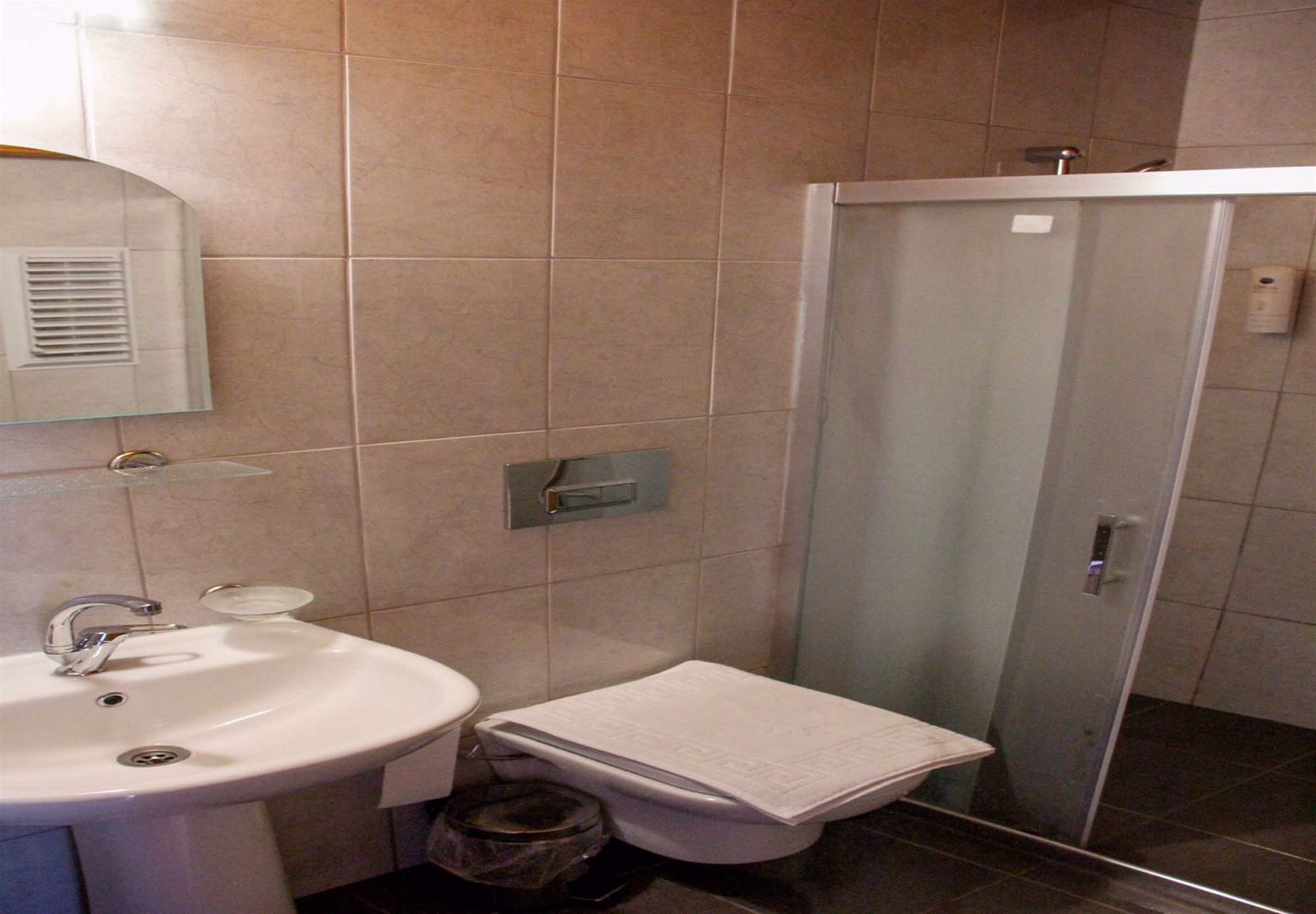 classic triple room | bathroom | shower, free toiletries, hair dryer, slippers