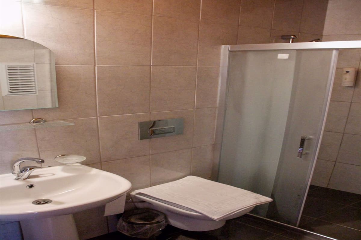 classic triple room | bathroom | shower, free toiletries, hair dryer, slippers