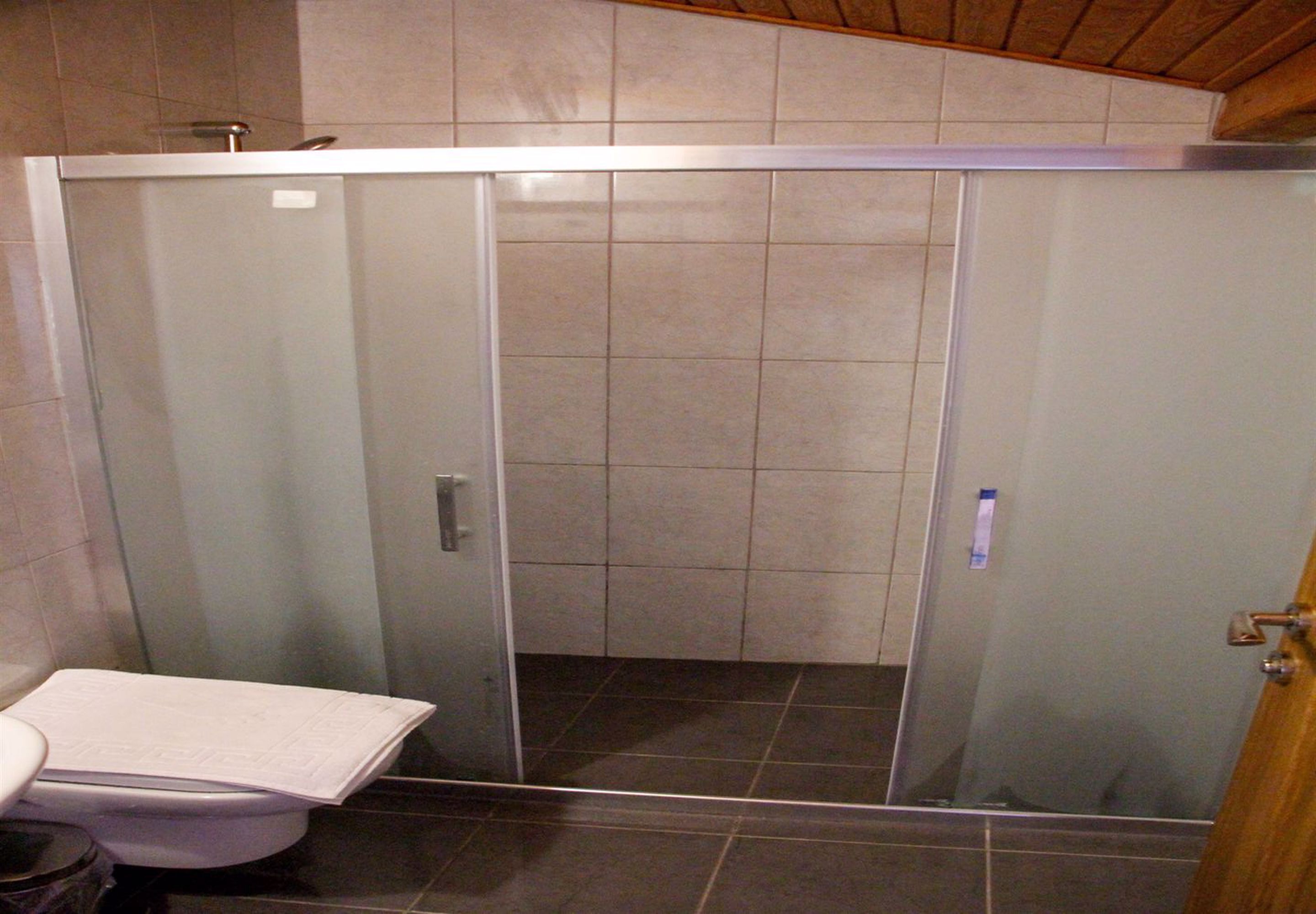 classic triple room | bathroom | shower, free toiletries, hair dryer, slippers