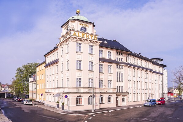 A historic building with a prominent sign reading "HOTEL ALEKTO". - Hotel Alekto (Freiberg)