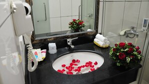 Bathroom sink - Thai Ha Hotel (Hanoi)