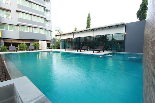 Kolam renang terbuka, kerusi lepak pantai