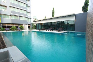 室外游泳池，日光浴躺椅