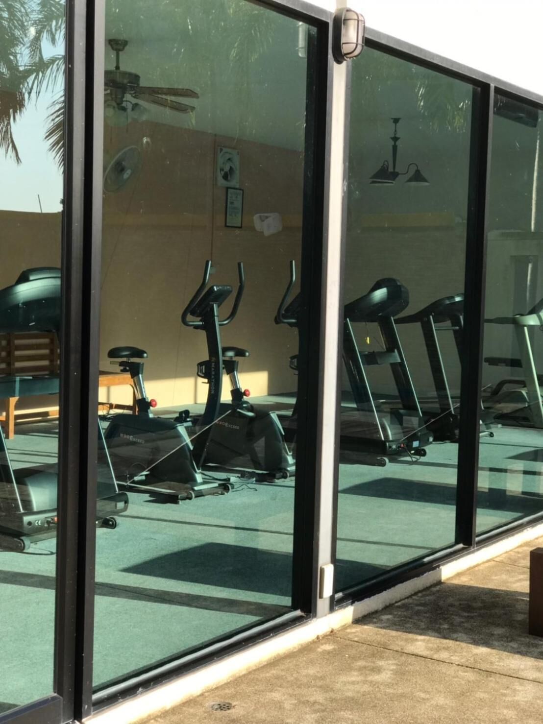 Un gimnasio con bicicletas estáticas y cintas de correr.