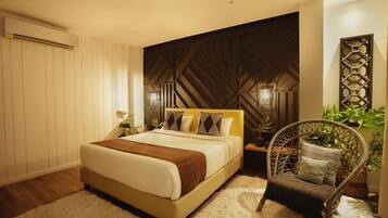 Family Room with Balcony | Minibar, desk, laptop workspace, blackout curtains