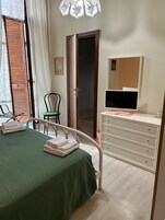 Minibar, sistema de insonorización, wifi gratis y ropa de cama 