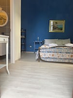 Minibar, sistema de insonorización, wifi gratis y ropa de cama 