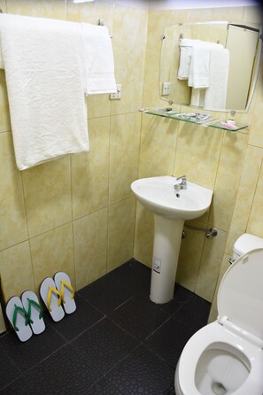 Shower, free toiletries, hair dryer - Nanda Garden Hotel (Nyaung-U)