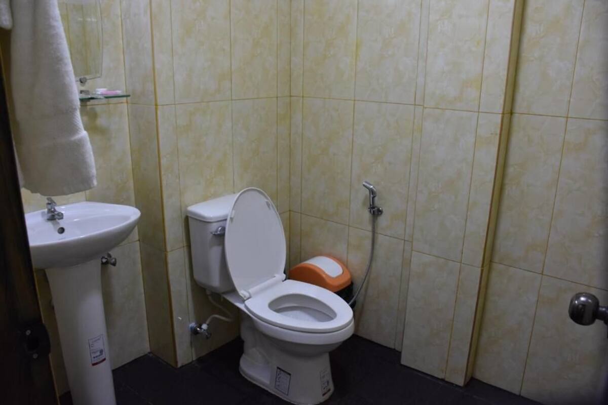 shower, free toiletries, hair dryer