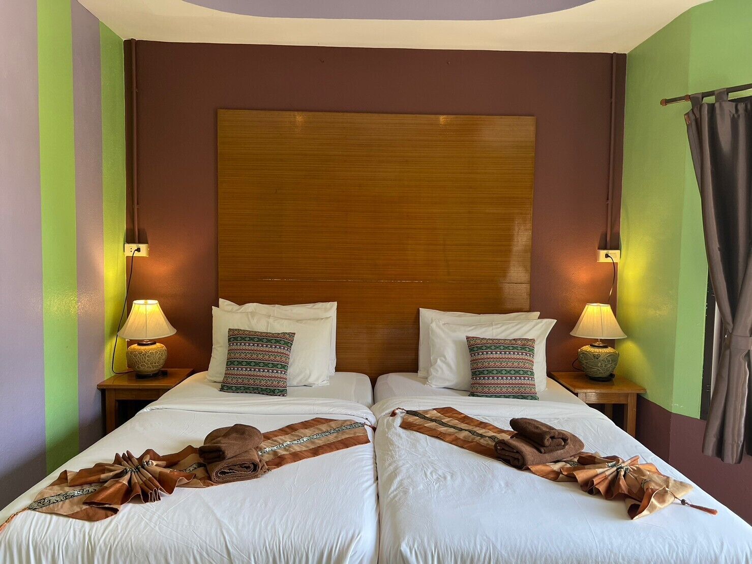 deluxe cottage with twin beds and garden view | hypo-allergenic bedding, in-room safe, rollaway beds, free wifi