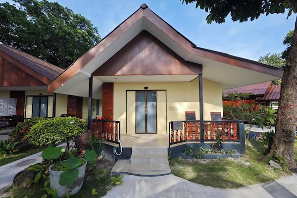 Ropa de cama hipoalergénica y caja de seguridad en la habitación