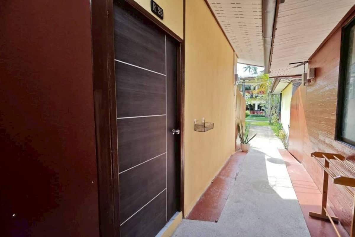 2-Bedroom Bungalow | Ropa de cama hipoalergénica y caja de seguridad en la habitación