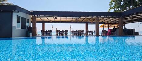 Piscine extérieure, chaises longues