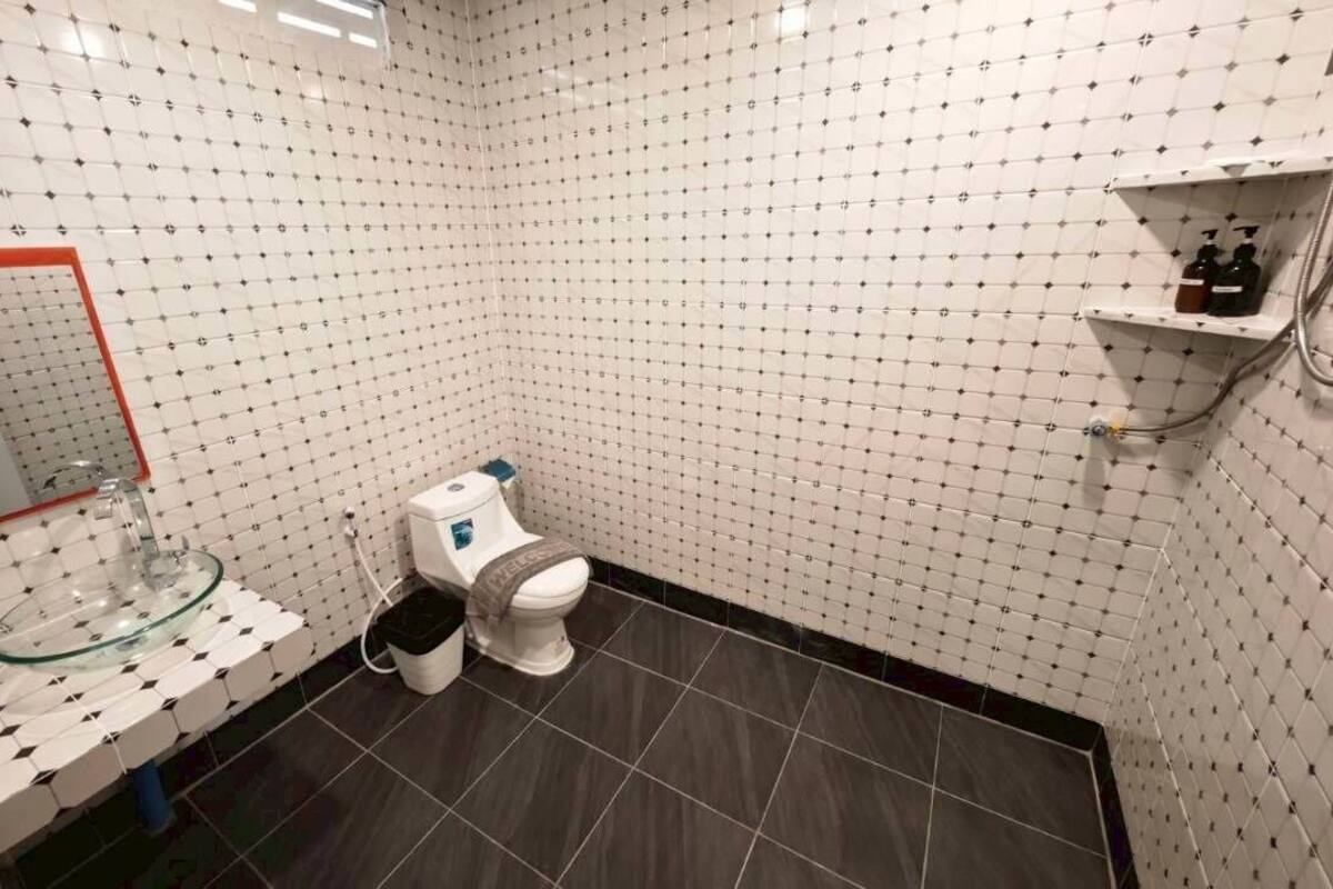 Habitación doble Grand, balcón, vista parcial al mar | Baño | Regadera, amenidades de baño gratuitas, secadora de cabello, toallas