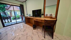 Glæsilegt herbergi með tvíbreiðu rúmi - vísar að garði | Ofnæmisprófaður sængurfatnaður, öryggishólf í herbergi