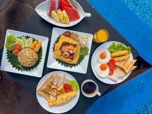 Petit déjeuner, déjeuner et dîner servis sur place, plats Cuisine thaï 