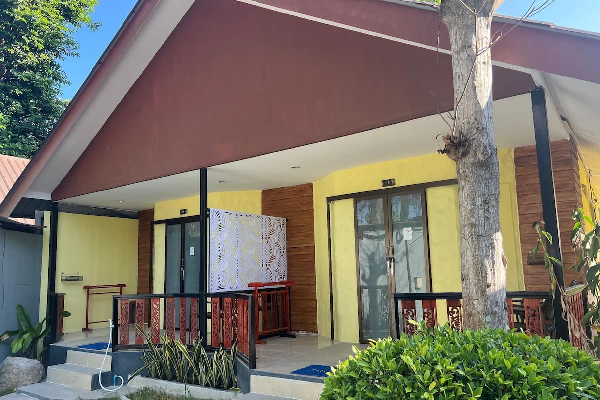 Pool Side Cottage with Double Bed | Ofnæmisprófaður sængurfatnaður, öryggishólf í herbergi