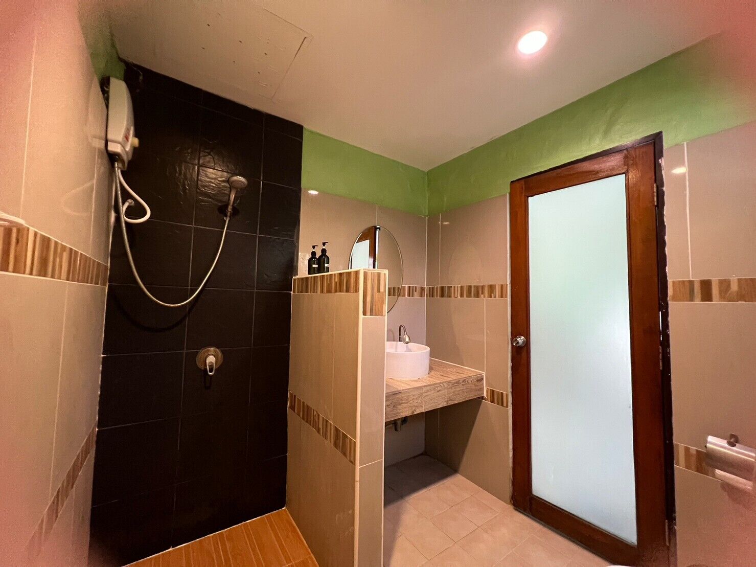 deluxe cottage with twin beds and garden view | bathroom | shower, free toiletries, hair dryer, towels