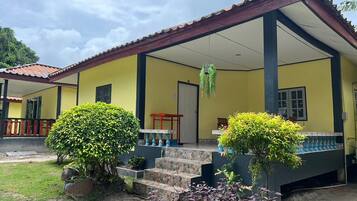 Hypo-allergenic bedding, in-room safe, free WiFi, bed sheets