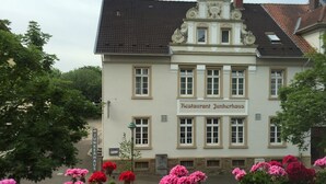Um edifício com uma placa que diz 'Restaurant Junkerhaus'.