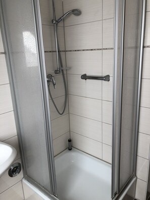 Camera doppia | Bagno | Doccia, set di cortesia gratuito, asciugamani