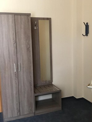 TV a schermo piatto 42 pollici con canali via cavo, Smart TV