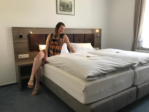 Een kluis op de kamer, een bureau, gratis wifi, beddengoed