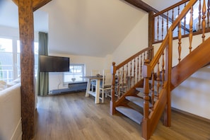 Suite, Balkon | Wohnbereich | Flachbildfernseher