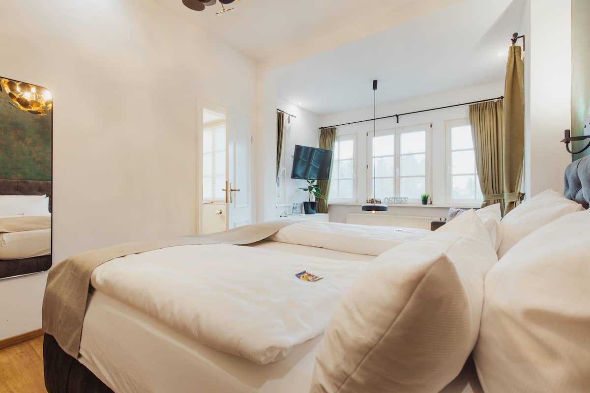 deluxe double room | desk, laptop workspace, free wifi, bed sheets