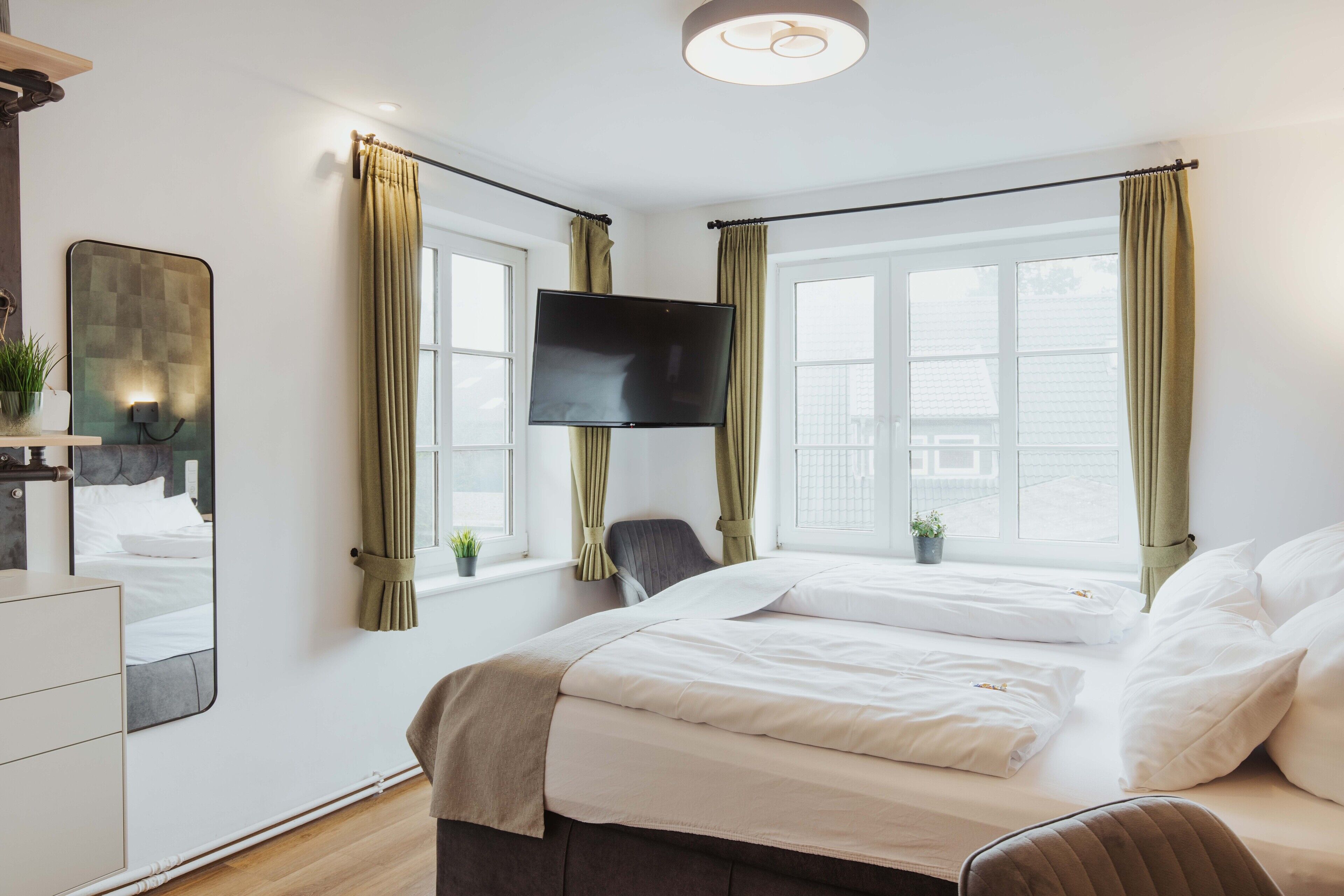 basic double room | desk, laptop workspace, free wifi, bed sheets