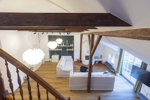 Suite, Balkon | Wohnbereich | Flachbildfernseher