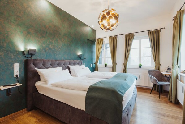 Escritorio, espacio para trabajar con laptop y wifi gratis 