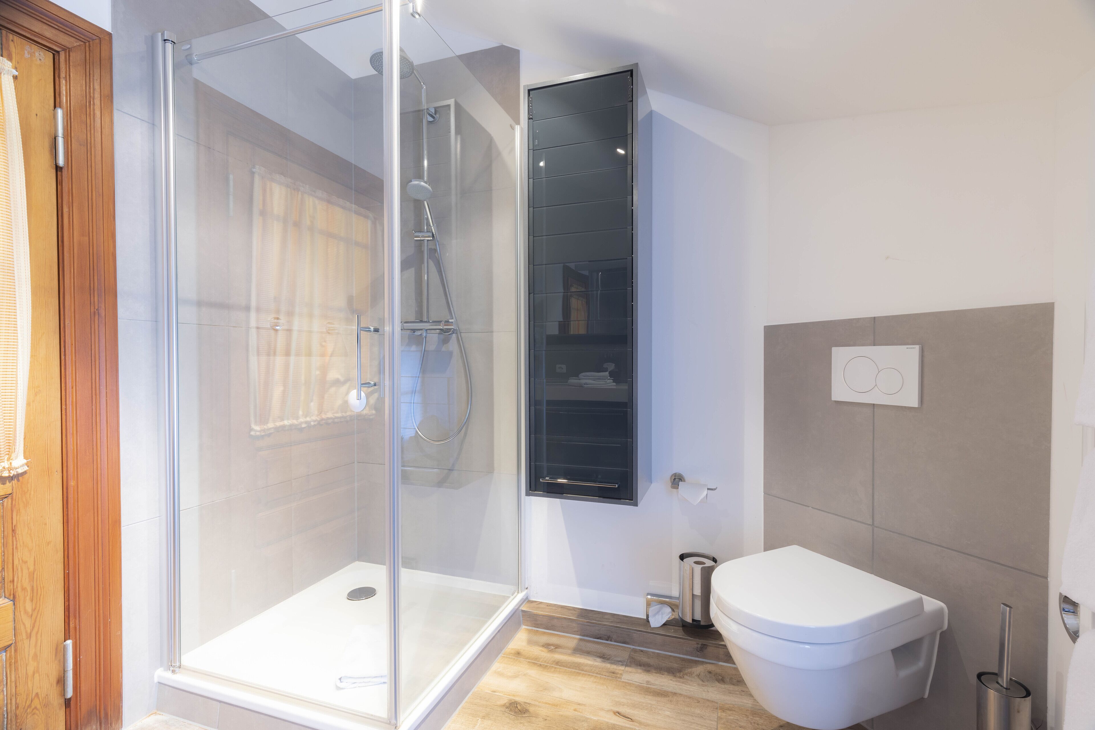 suite, balcony | bathroom | shower, free toiletries, hair dryer, towels