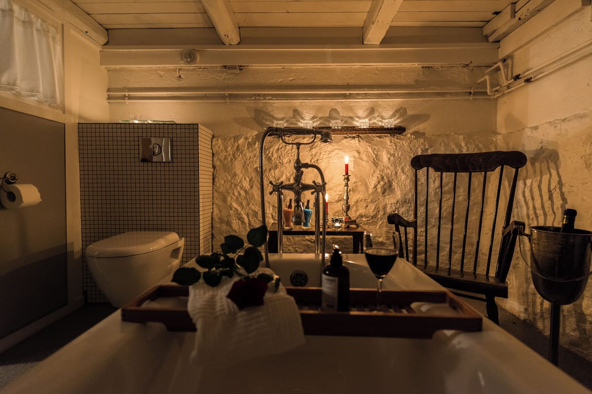 Basic Cottage, 2 Bedrooms | Bathroom | Hair dryer, towels, soap, shampoo