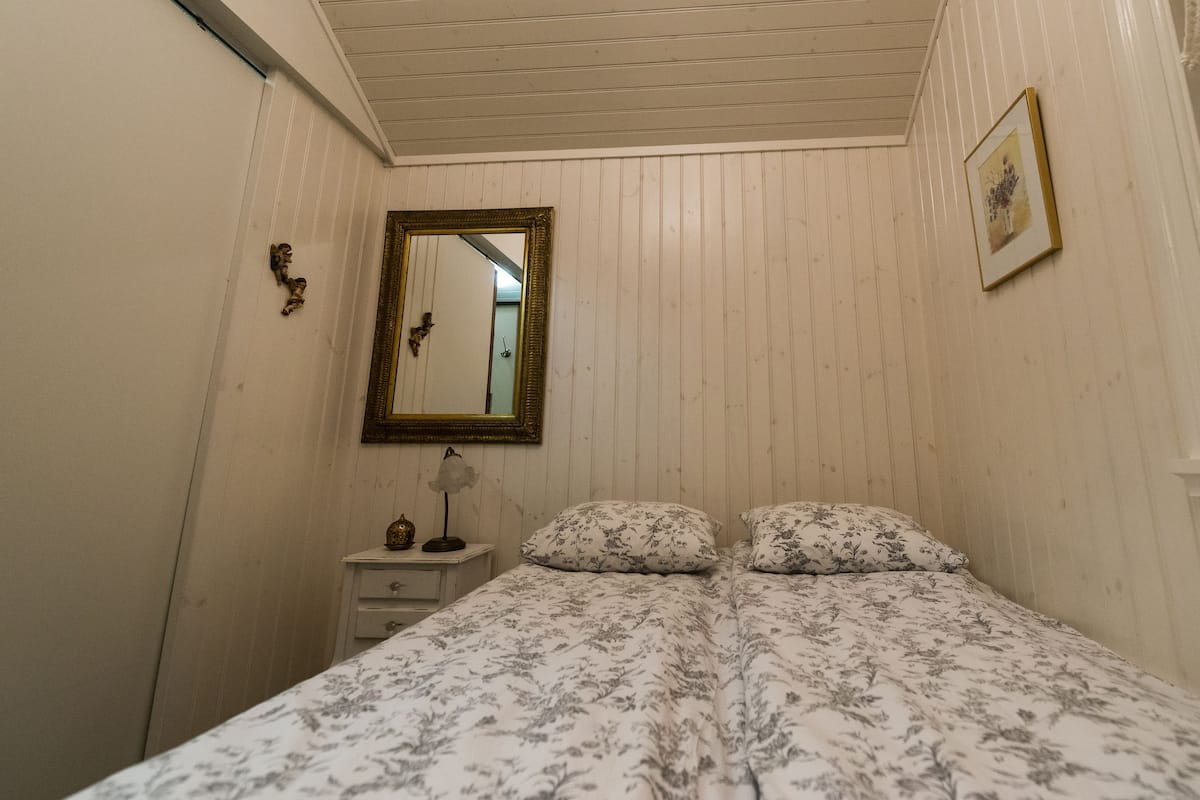 Basic Cottage, 1 Bedroom | 1 bedroom, in-room safe, blackout drapes, soundproofing