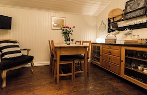 Basic-feriehus - 2 soveværelser | Opholdsområde | Fladskærms-tv, dvd-afspiller, gulvvarme