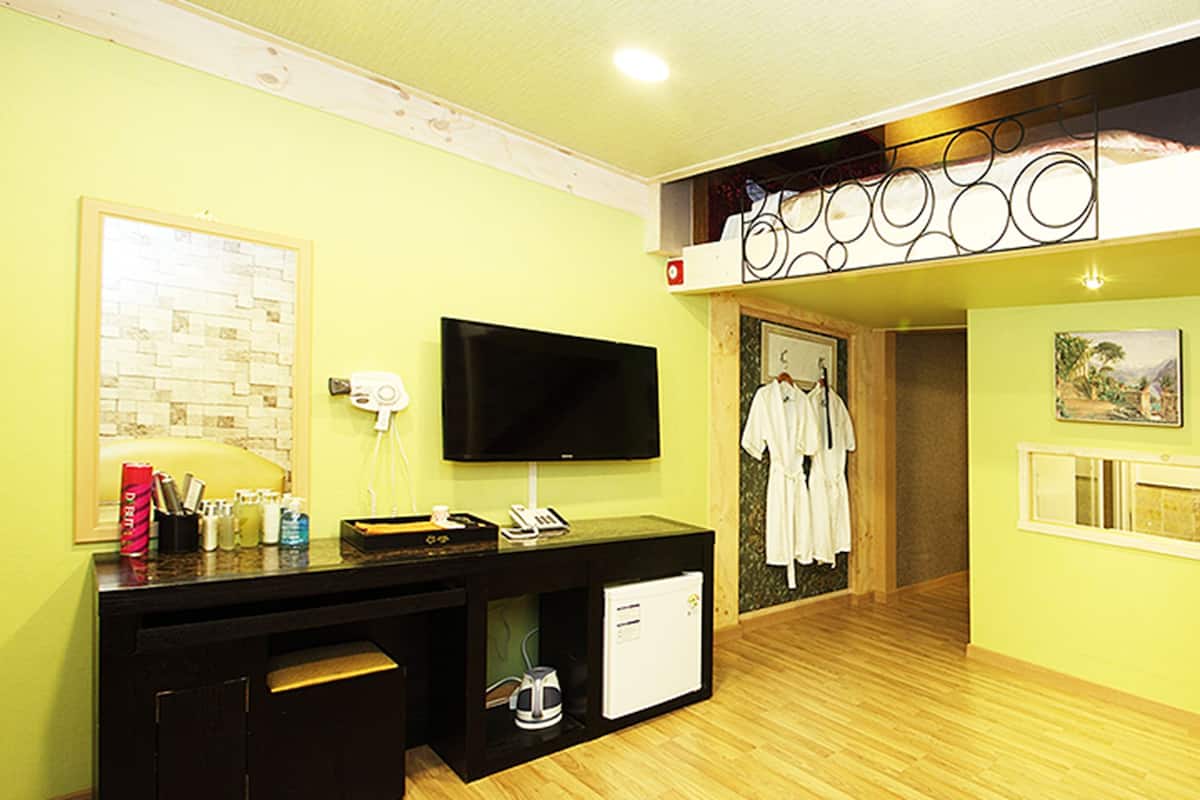 Family Duplex, Jetted Tub | Free WiFi