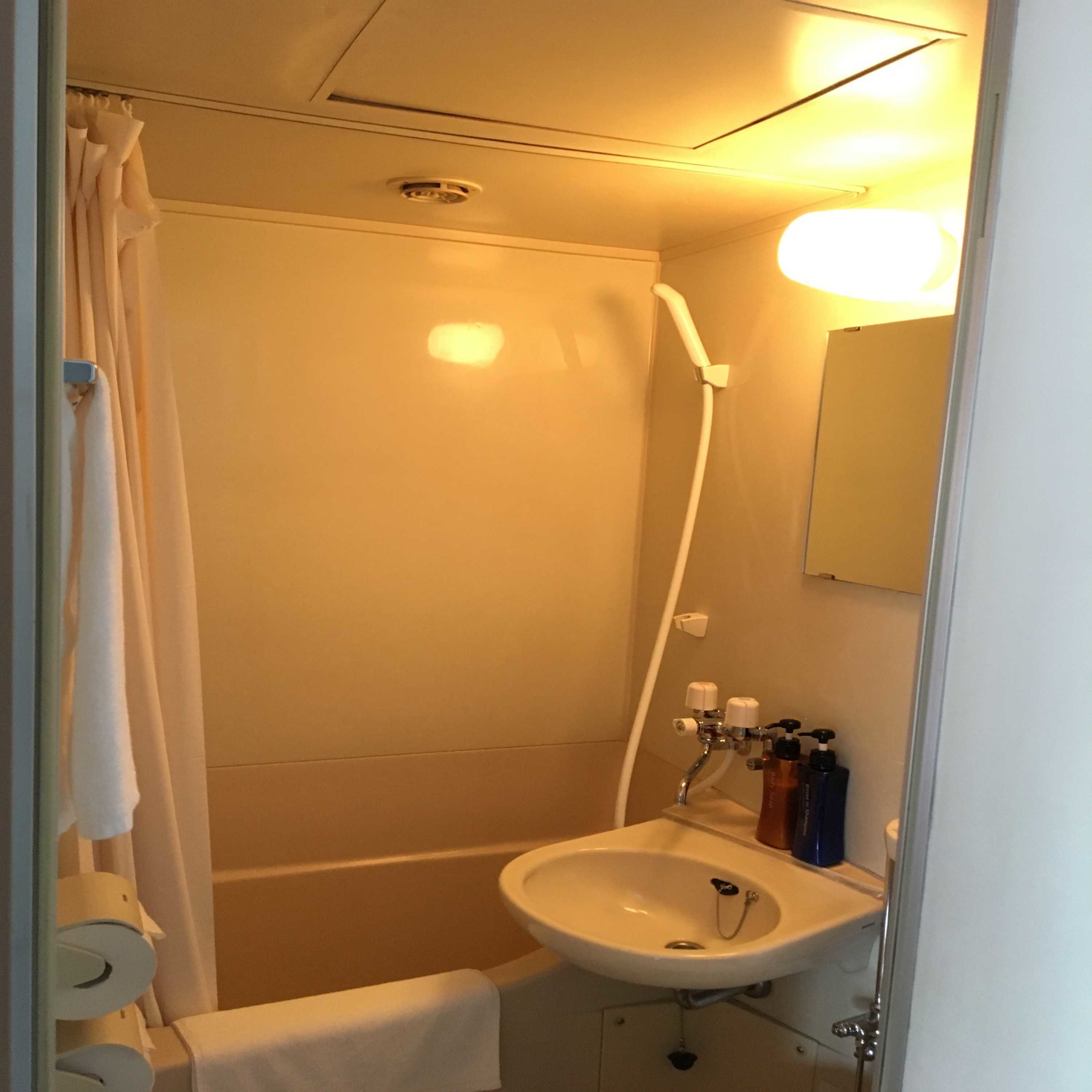 Gabungan pancuran/tab mandi, selipar, bidet elektronik 