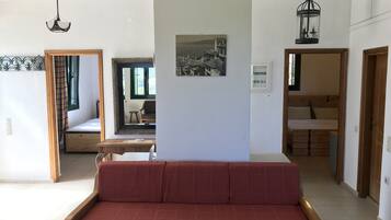 Traditional-Haus, 2Â Schlafzimmer, Bergblick, zum Innenhof hin | Wohnbereich | 42-Zoll-Flachbildfernseher mit Kabelempfang, Smart-TV, Kamin