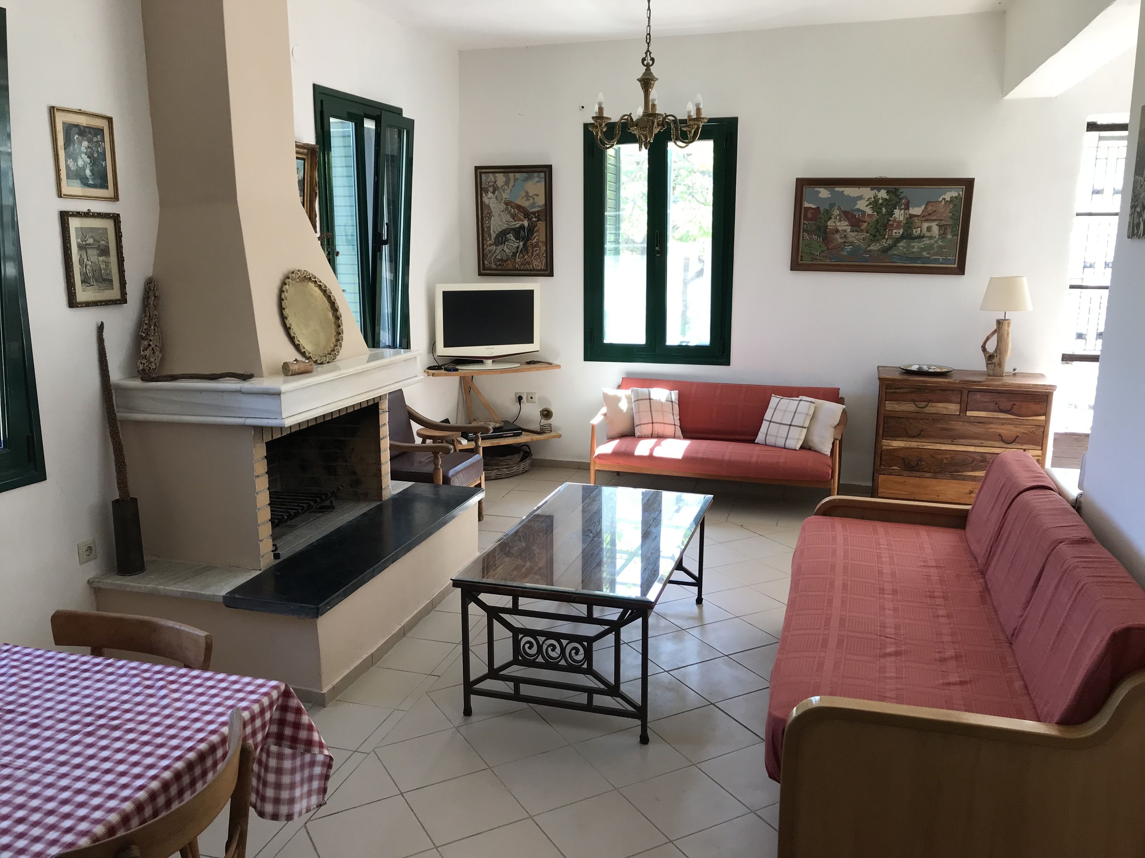 Traditional House, 2 Bedrooms, Mountain View, Courtyard Area | Living area | 42-inch flat-screen TV with cable channels, Smart TV, fireplace