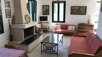 Traditional House, 2 Bedrooms, Mountain View, Courtyard Area | Living area | 42-inch flat-screen TV with cable channels, Smart TV, fireplace