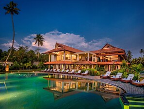 Outdoor pool, pool loungers - Niraamaya Retreats Backwaters & Beyond (Kottayam)