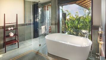 Villa Premium, alberca privada, vista al lago | Baño | Amenidades de baño de diseñador, secadora de cabello, batas, pantuflas