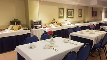 Sarapan prasmanan setiap hari (EUR 8 per orang)