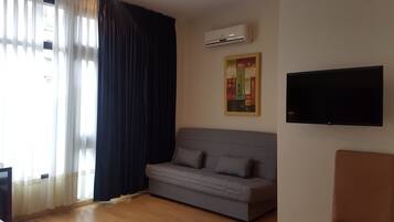 Junior Suite | Minibar, in-room safe, desk, soundproofing