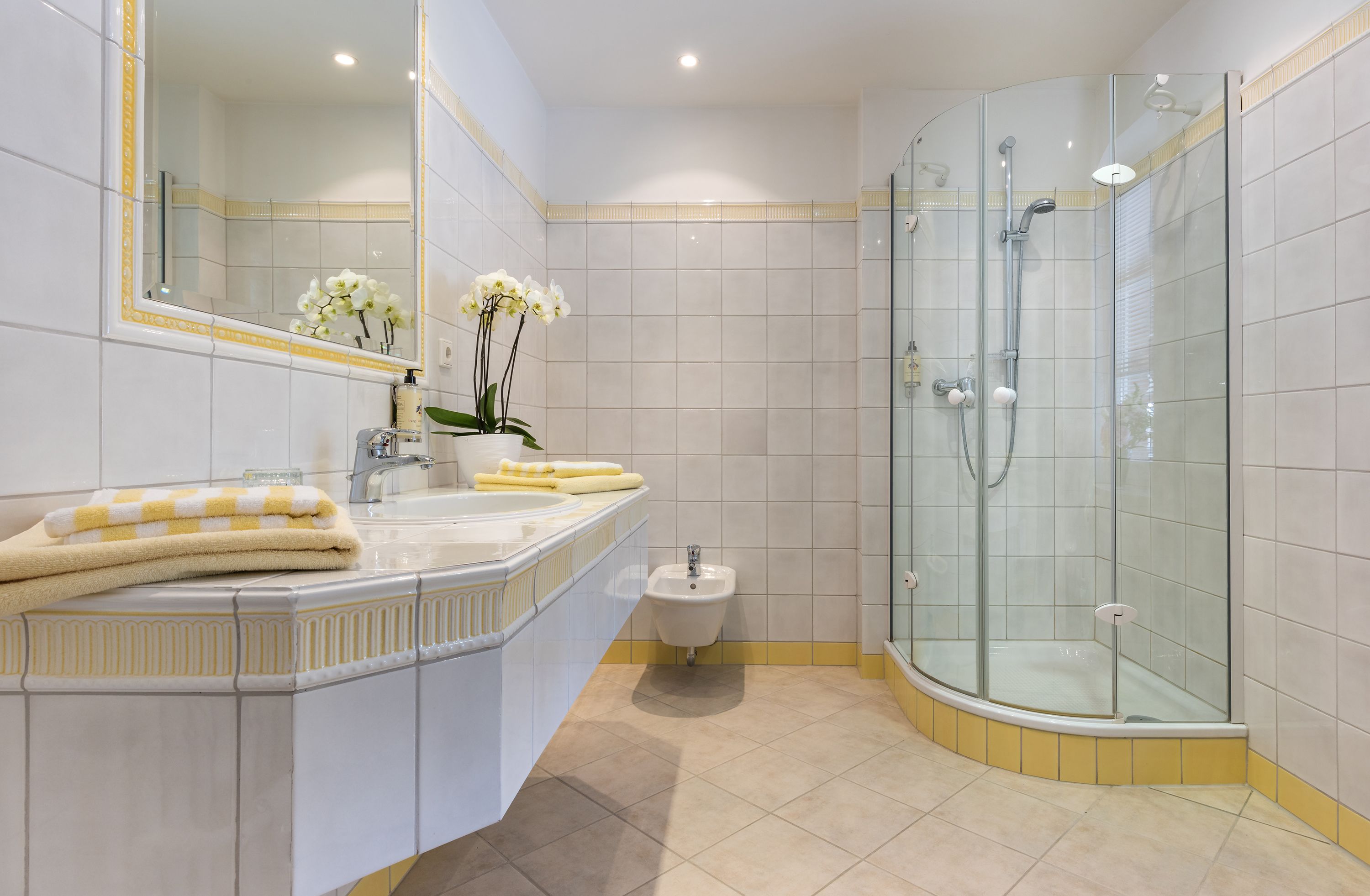 Junior suite, 2 slaapkamers | Badkamer | Een douche, gratis toiletartikelen, een haardroger, handdoeken