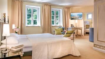 Junior Suite, 2 Bedrooms | 1 bedroom, desk, laptop workspace, blackout drapes