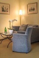 小型双人房或双床房 | 起居区 | 平板电视、加热地板