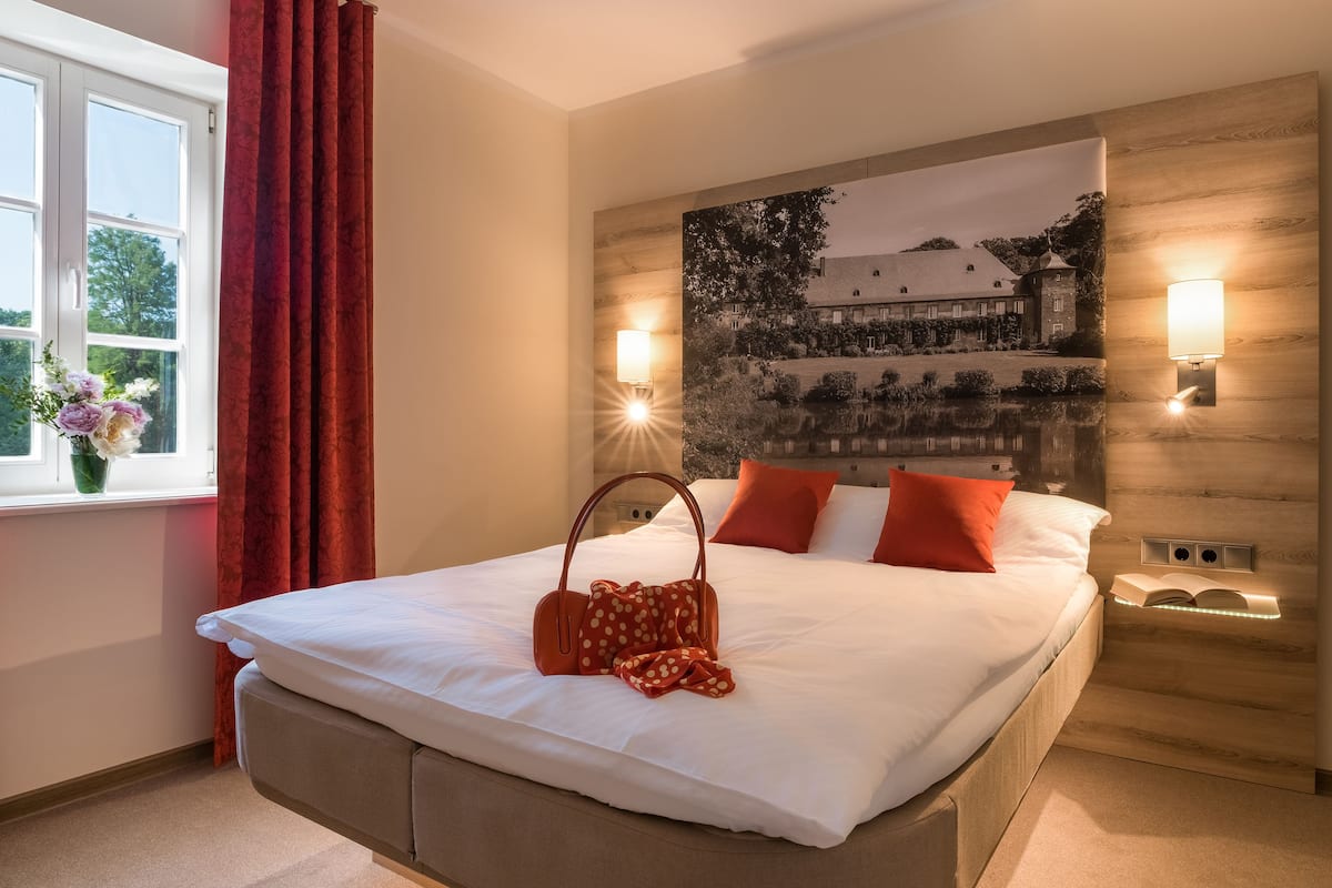 Tweepersoonskamer, 1 queensize bed | 1 slaapkamer, een bureau, een laptopwerkplek, verduisterende gordijnen