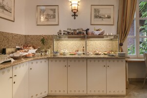 逢周一至周五供应自助式早餐（每人 EUR 19）